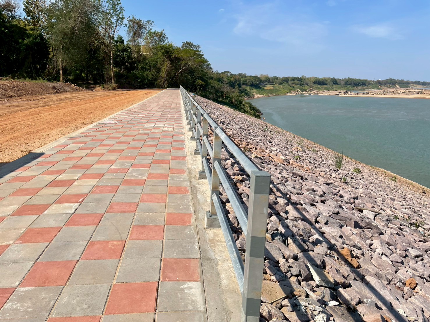 โครงการก่อสร้างเขื่อนป้องกันตลิ่งริมแม่น้ำโขง  บ้านโนนตาล  หมู่ที่ 10 (ต่อเนื่องเขื่อนเดิมปี 61 เหนือน้ำ) พร้อมปรับปรุงภูมิทัศน์  บริเวณจุดชมวิวหาดชมดาว  ตำบลนาตาล อำเภอนาตาล  จังหวัดอุบลราชธานี  ความยาวไม่น้อยกว่า 500 เมตร   โดยทำการก่อสร้างในความยาว 792 เมตร